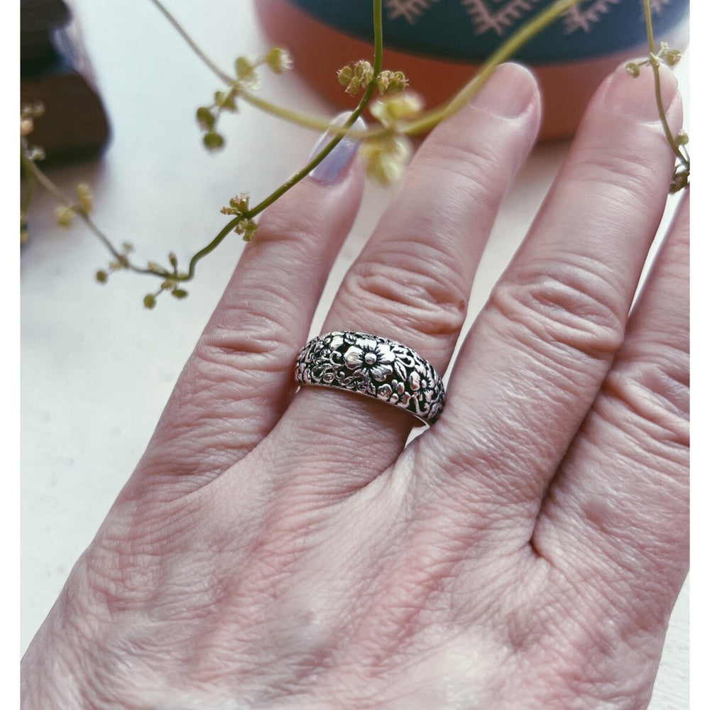 Vera & Co. Sterling Silver Relief Flowers Oxidized Band Ring