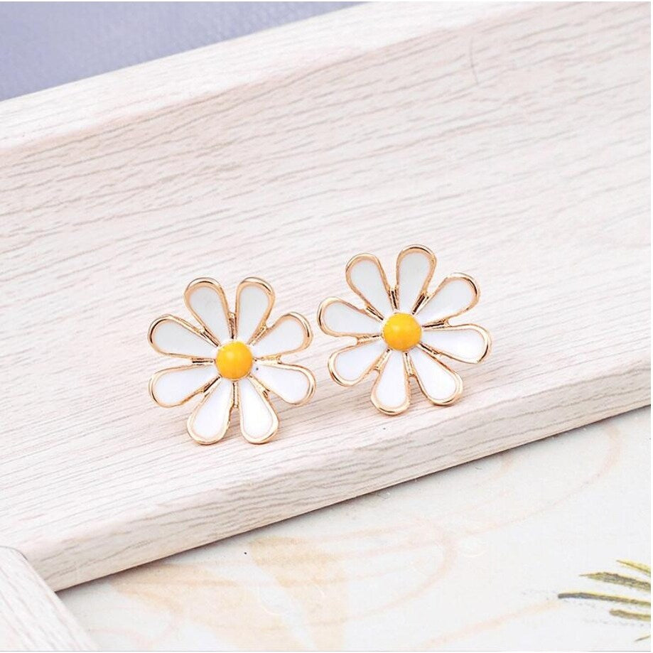 White Goldtone Cute Daisy Stud Earrings